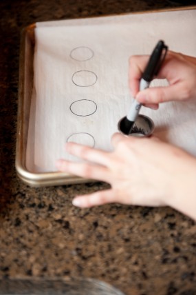 macaron-step-by-step-tutorial-stacy-able-photography-trace-circles-parchment macaron-step-by-step-tutorial-stacy-able-photography-trace-circles-parchment