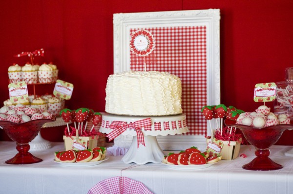 strawberry-birthday-party-dessert-table strawberry-birthday-party-dessert-table