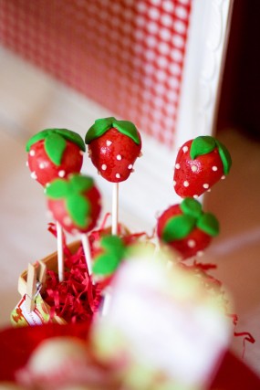 strawberry-cake-pops strawberry-cake-pops