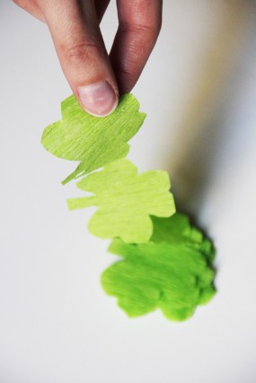 diy-st-patricks-day-shamrock-streamers diy-st-patricks-day-shamrock-streamers