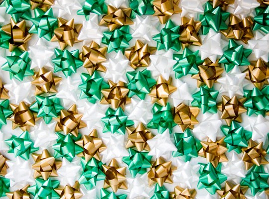 DIY Christmas Bow Backdrop