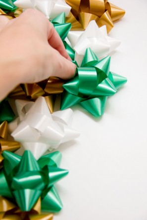 DIY Christmas Bow Backdrop DIY Christmas Bow Backdrop
