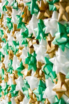 DIY Christmas Bow Backdrop DIY Christmas Bow Backdrop