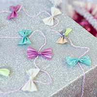 DIY-Duct-Tape-Bow-Gift-Garlandthumb