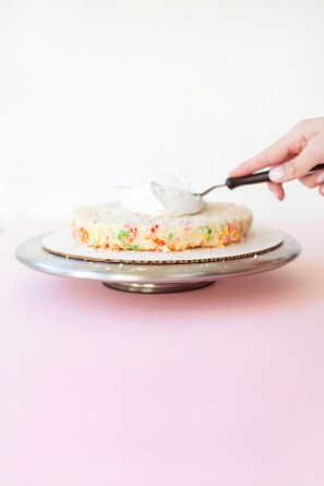 How To Frost a Cake