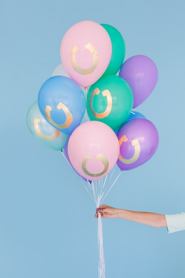 DIY Gold Horseshoe Balloons