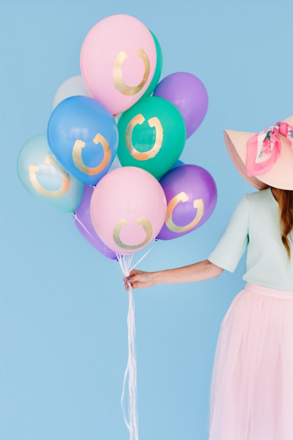 DIY Gold Horseshoe Balloons
