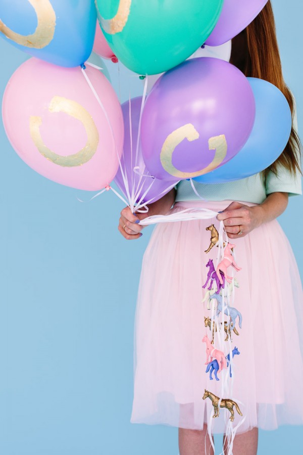 DIY Gold Horseshoe Balloons