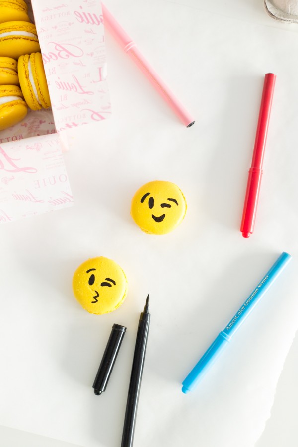 Emoji macaron and pens