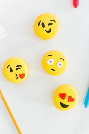Emoji macarons