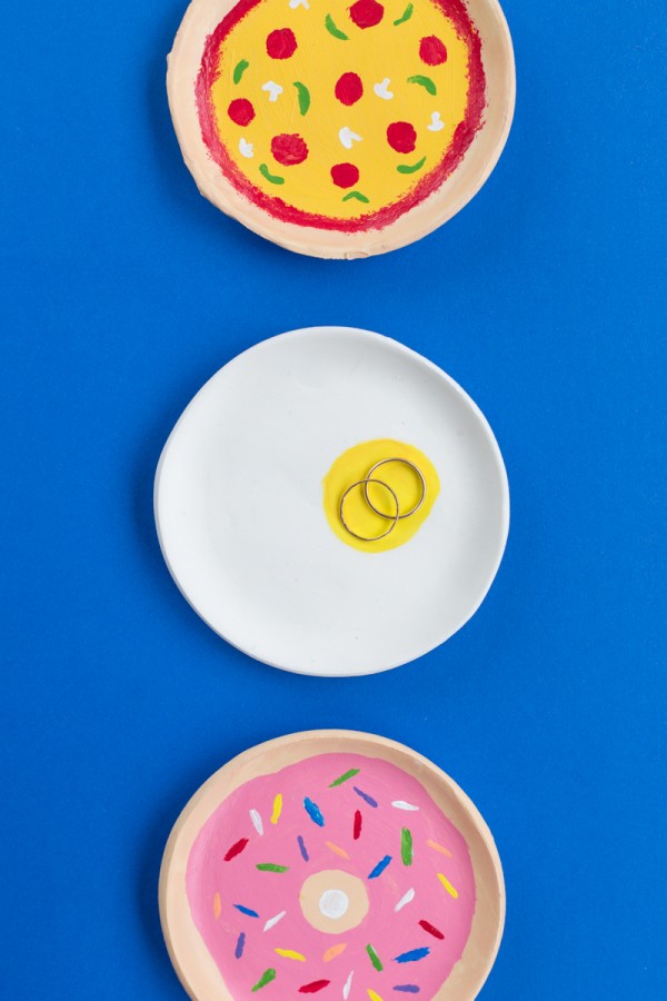 A plate with rings on it