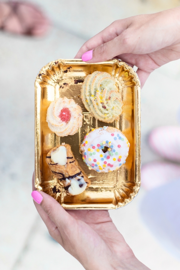 A tray with desserts