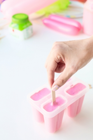 Someone making a pink popsicle