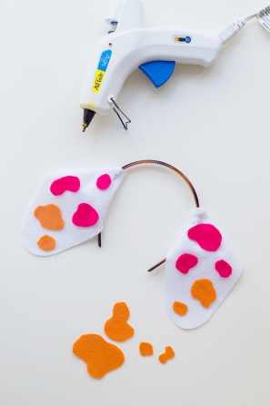 A headband with white material on it with some color