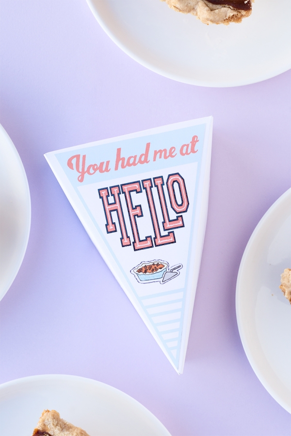 Pie holder that says \"you had me at hello\"