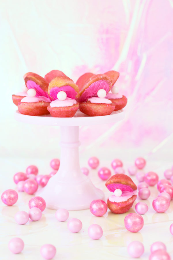 Madeleines that look like clamshells