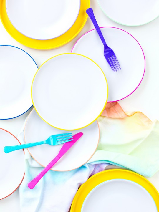 DIY Color-Edged Dessert Plates