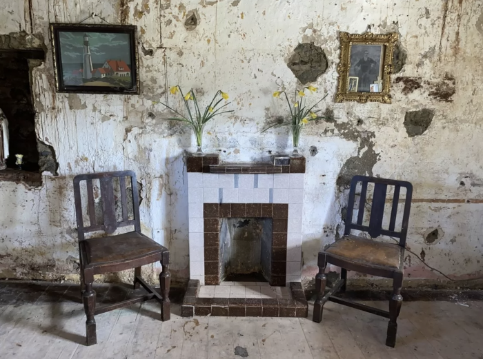 A room with furniture and a fireplace