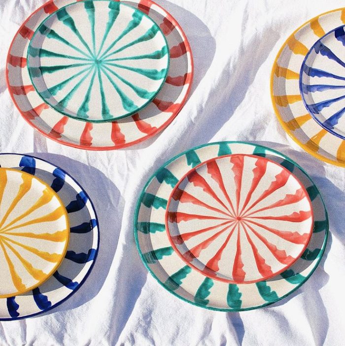Plate with striped; comes in different colors!