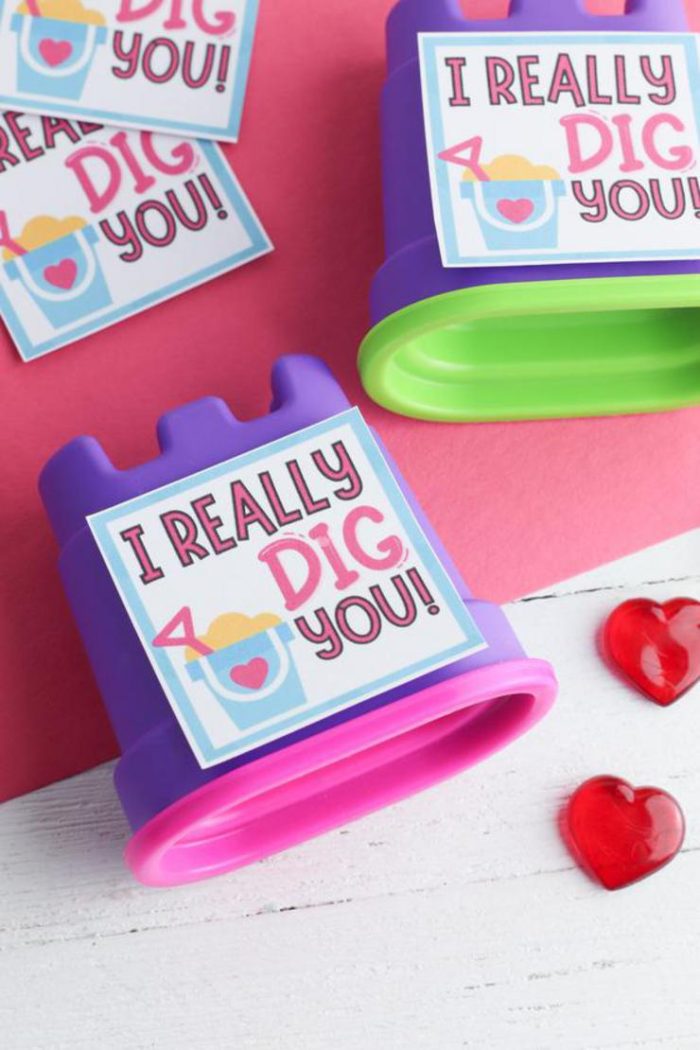 Kinetic Sand Valentines Kinetic sand containers with valentines messages on them.