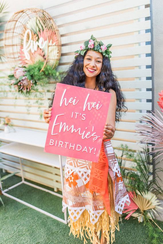 Moana Meet and Greet Person dressed up as Moana holding a sign that says "hei hei it's emmie's birthday".